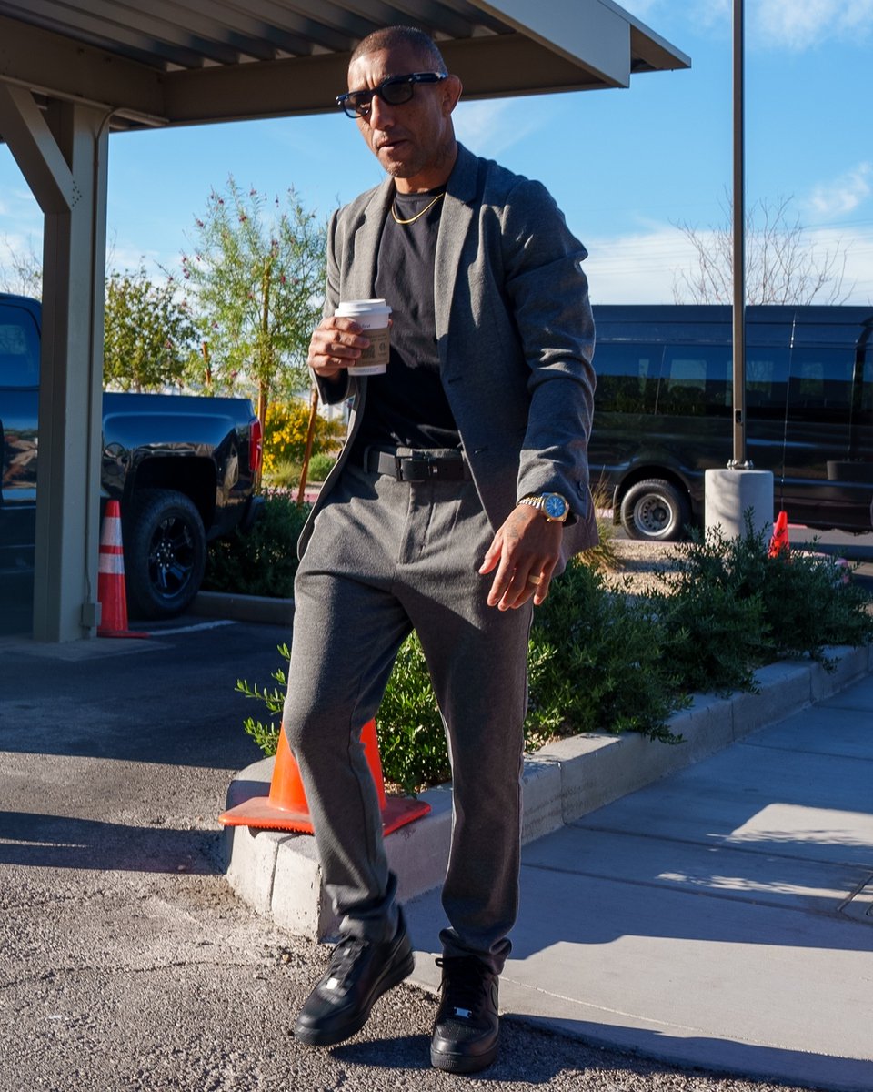 Arrived in Style 😮‍💨

@​RaulRosasJr8 vs Raoni Barcelos TONIGHT on @​ParamountPlus 

#UFCVegas121 
 [📷](https://pbs.twimg.com/media/HTLqTzqaAAEvT57.jpg) [📷](