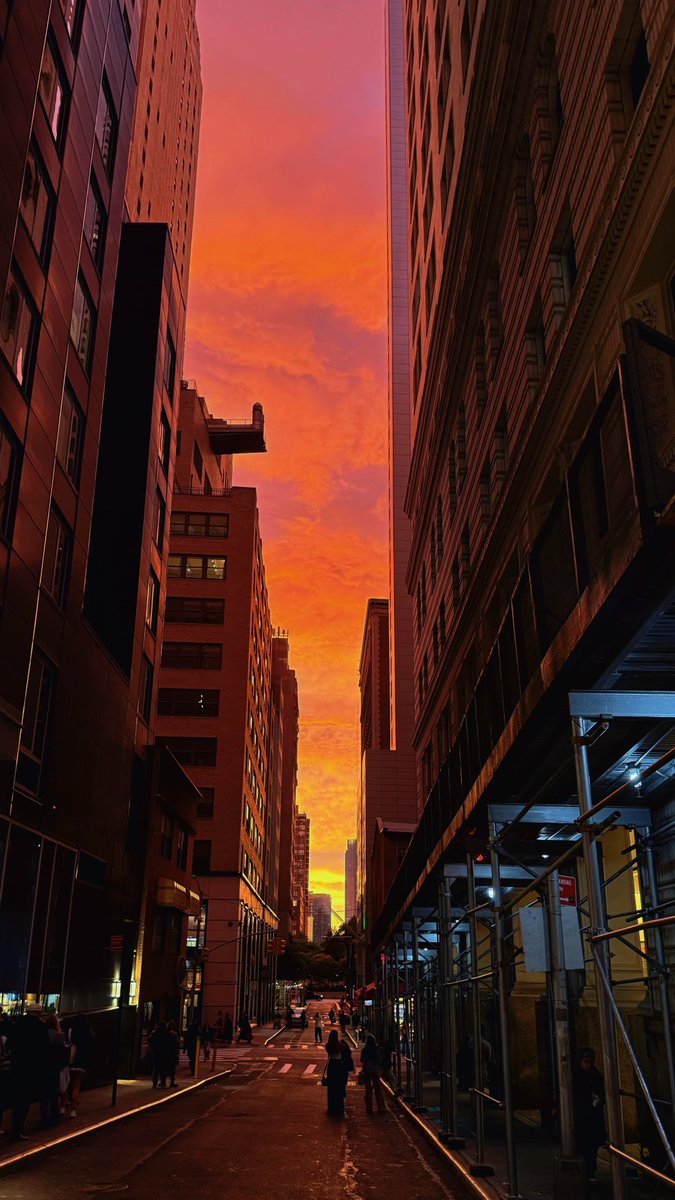 Sophia11Notes's tweet photo. A rainbow in the New York sunset glow https://t.co/vT9UEglfFV