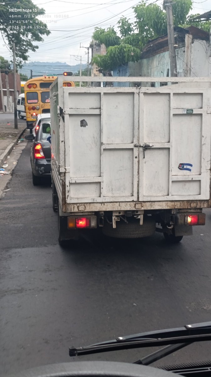 CELopezHdz's tweet photo. Que ondas con estos sujetos que creen ser patrullas. Ambulancias o que onda. Solo se le tiran a uno y lo peor sin placas. A ver si hace algo la @FGR_SV @PNCSV https://t.co/CVc6HVyvYj