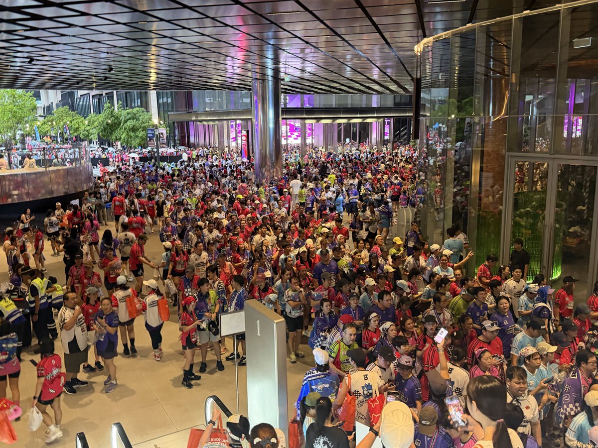 khajochi's tweet photo. เมื่อ Sanrio Run ไม่ยกเลิก นักวิ่งก็สู้ชีวิตกันมาก ฝ่าน้ำท่วมมาวิ่งตากฝนกันตั้งแค่ตี 4

คนเยอะมากจริงๆ การจัดการวุ่นวายพอสมควร แต่ก็ผ่านไปได้ 

#sanriocharactershalfmarathon https://t.co/rr1P07MBoh