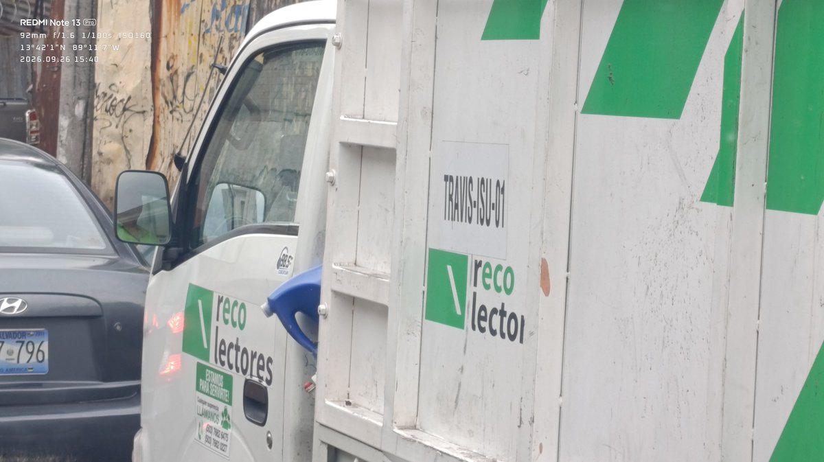 CELopezHdz's tweet photo. Que ondas con estos sujetos que creen ser patrullas. Ambulancias o que onda. Solo se le tiran a uno y lo peor sin placas. A ver si hace algo la @FGR_SV @PNCSV https://t.co/CVc6HVyvYj