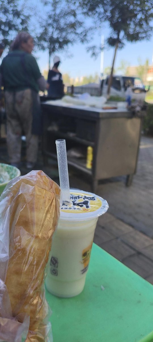 SauGleitz's tweet photo. Craving warm crispy fried dough sticks with a cup of soy milk on a cold morning—this classic street snack hits different! https://t.co/hzHNmq8oJv