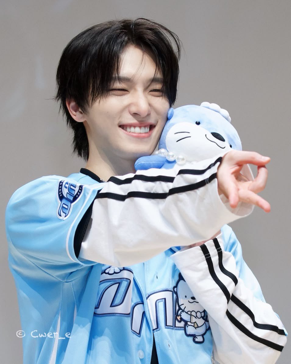 minbloomingyu's tweet photo. why are you so cute oh god https://t.co/djGvJp3c50