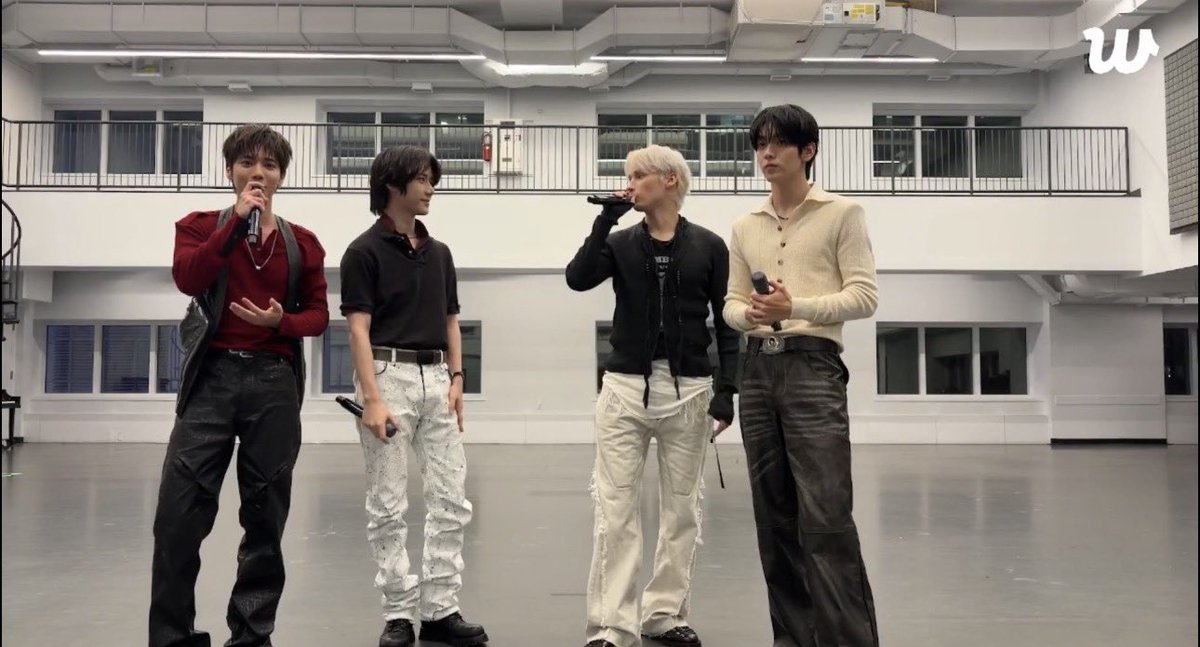 translatingTXT's tweet photo. they said that they have experience doing this because they used to do this during covid-19 and it’s reminding them of that time…to make it feel like the actual thing, they have all their outfits on and have their dancers + staff (yeonjun is currently changing outfits) https://t.co/16Z3AyIglr