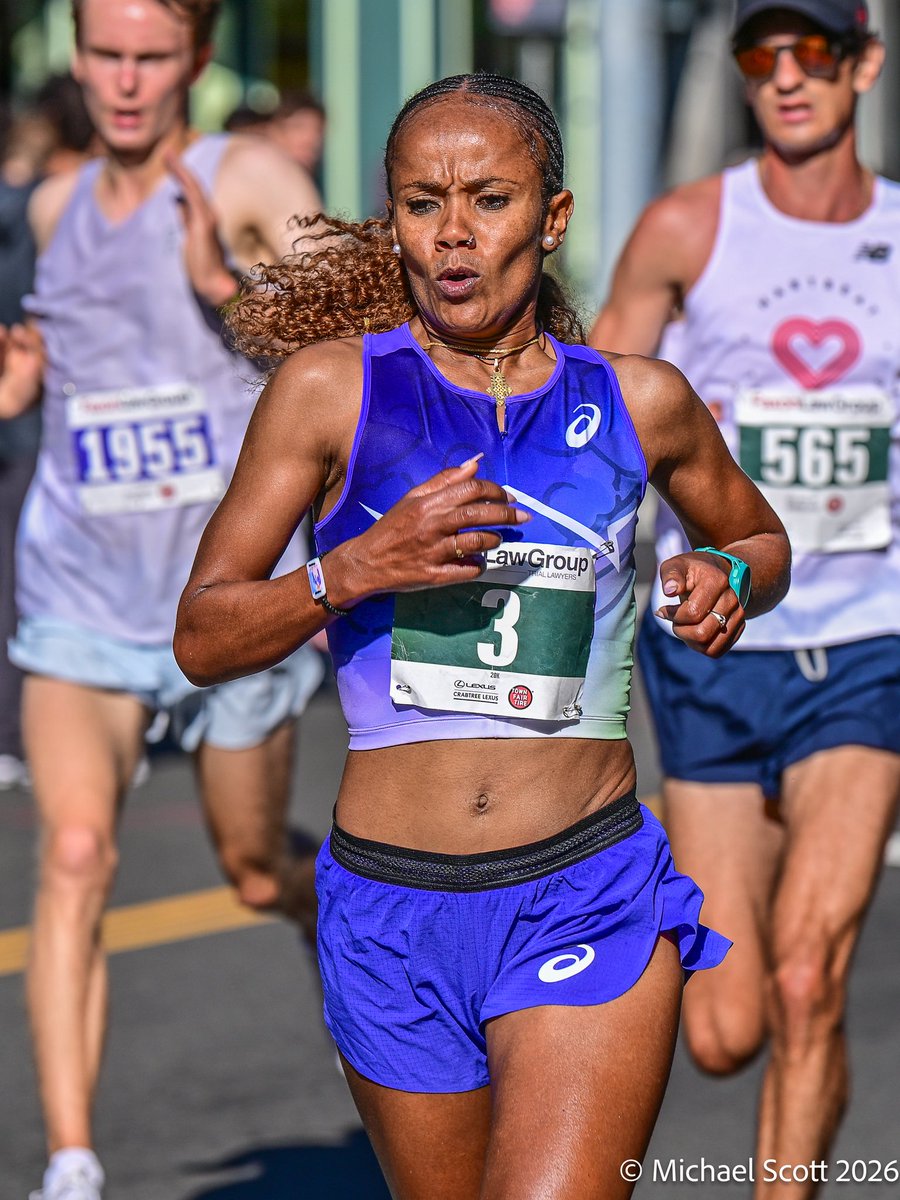 urimiscott's tweet photo. Three-time @HoustonMarathon winner Biruktayit Degefa leads mid-race at the @USATF 20K Championship hosted by @NHVRoadRace
#NewHavenRoadRace #USATF https://t.co/v4rEroeVAo
