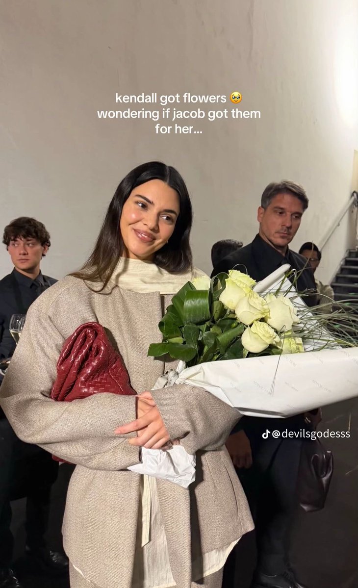 Elordisfav's tweet photo. jacob got her flowers 🥹 https://t.co/NHOsTVBORo