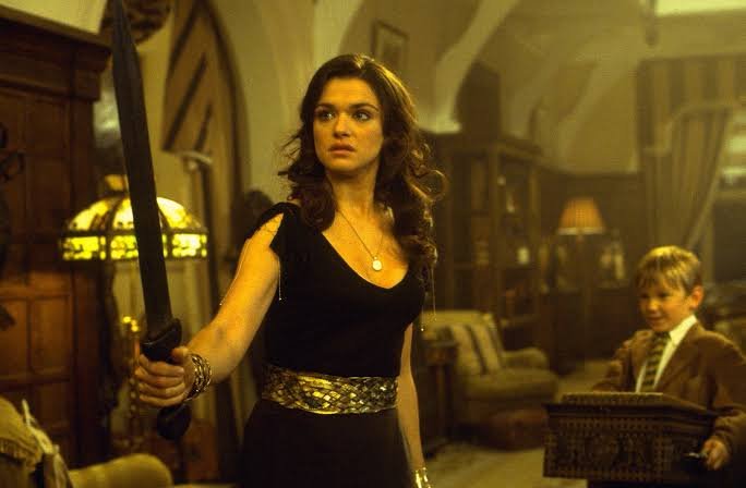 RachelWeiszNews's tweet photo. You know YOU are that bitch when you survive the thin eyebrows in The Mummy, glow up, get treated like you’re disposable &amp; ultimately ditched by the new male director taking over YOUR franchise… only for them to come begging 25 years later &amp; you show up to aura farm this hard https://t.co/yHgR3Q2yXj