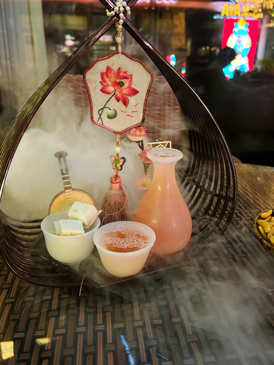 oz910796783364's tweet photo. [The sharp blade of the guqin cuts through the mellow drink in the Austrian bar. A moment of fusion of East and West art!] https://t.co/KbBi8uG9PK