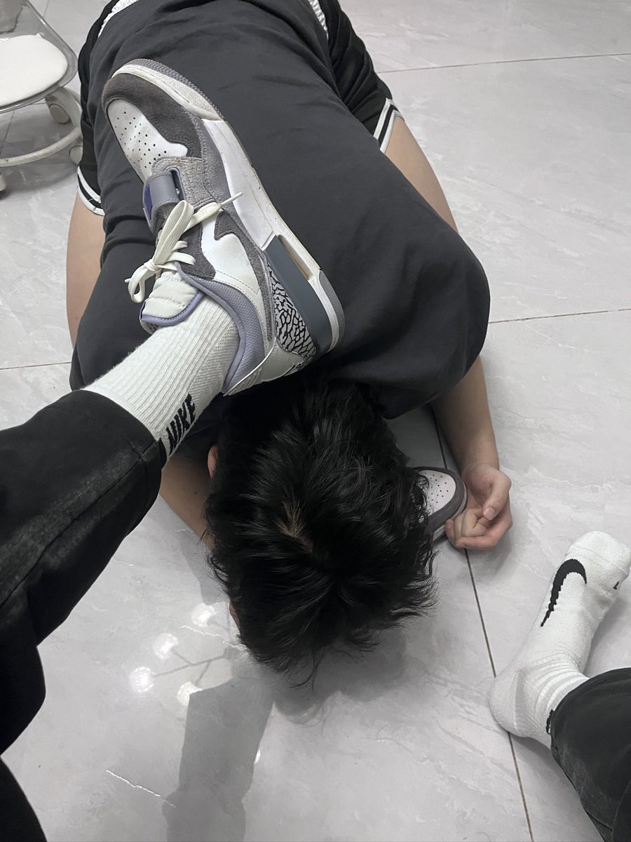 xing_hai28752's tweet photo. 又给男大当脚垫了 埋头闻你爹走了一天🦶闷鞋的味道 香吗？🐶🧠是不是又tm闻废掉了？
#男大 #sub #dom #生活化 #尊卑 #尿壶 #反差 #直男 #s #m #ATM #尊卑有序 #脚垫 https://t.co/8MkBeKchln