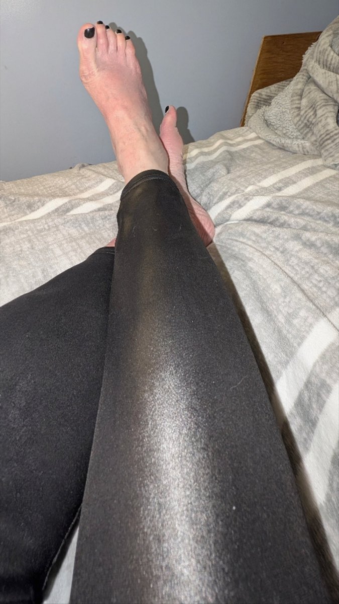 HaughtyMsHeidi's tweet photo. You COULD go out drinking with your loser friends tonight and get rejected by every woman you talk to... Or you could stay in and worship my feet. 

You'll end up humiliated and with an empty wallet either way, so you might as well have some fun with it. https://t.co/ybPPDGob6J