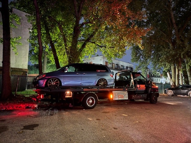 NYPD109Pct's tweet photo. After complaints about illegal parking on Powells Cove Blvd in College Point, our Q-team ran a tow operation. Vehicles were summonsed and towed for no plates/registrations, obscured VINs, and illegal street storage. Keeping our streets safe and clear! 🅿️🚫 towoperation https://t.co/5gI8R8poGU