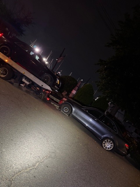 NYPD109Pct's tweet photo. After complaints about illegal parking on Powells Cove Blvd in College Point, our Q-team ran a tow operation. Vehicles were summonsed and towed for no plates/registrations, obscured VINs, and illegal street storage. Keeping our streets safe and clear! 🅿️🚫 towoperation https://t.co/5gI8R8poGU