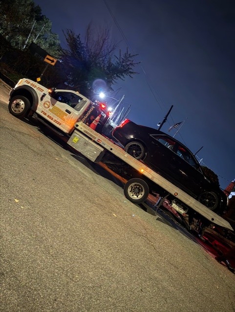NYPD109Pct's tweet photo. After complaints about illegal parking on Powells Cove Blvd in College Point, our Q-team ran a tow operation. Vehicles were summonsed and towed for no plates/registrations, obscured VINs, and illegal street storage. Keeping our streets safe and clear! 🅿️🚫 towoperation https://t.co/5gI8R8poGU
