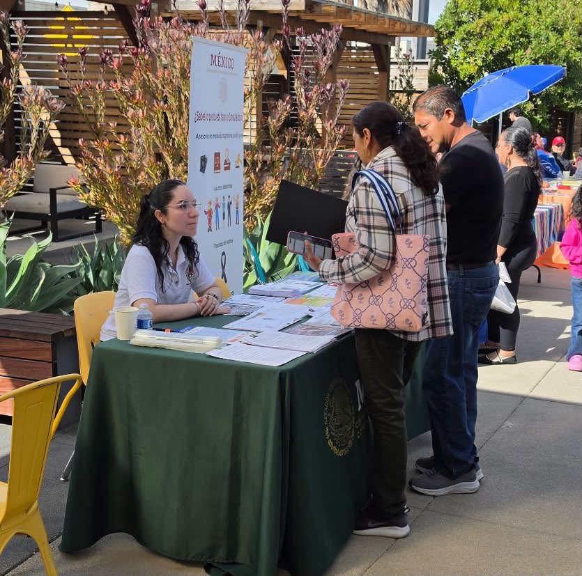 ConsulmexSFO's tweet photo. El equipo de Protección de @ConsulmexSFO participó este sábado en la feria de servicios organizada por Catholic Charities East Bay, en Richmond, CA. Brindamos información a las familias 🇲🇽 sobre sus derechos y los servicios consulares. #ProtecciónConsular @vcalva @MarcoAMena https://t.co/yk0kMpoIWS