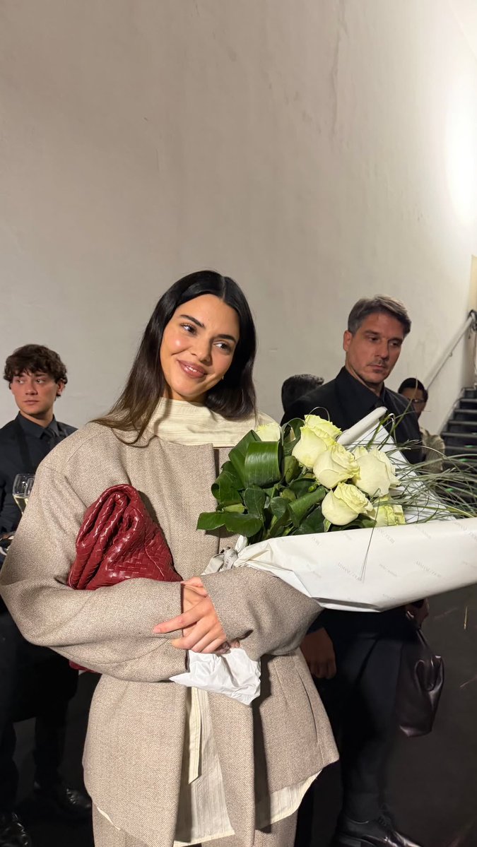 celebthru's tweet photo. JACOB GOT KENDALL FLOWERS AFTER THE SHOW 🤭 https://t.co/g5yfQDySHU