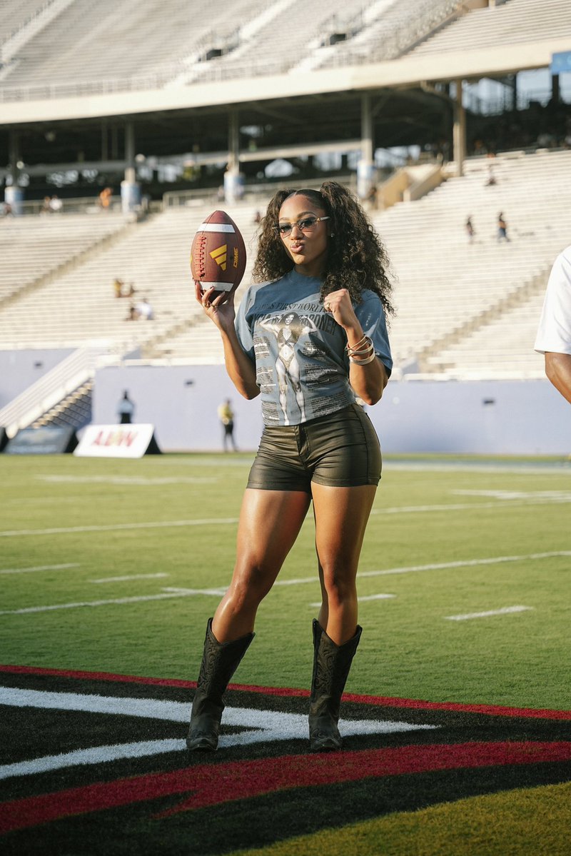 alyciambaum's tweet photo. 🏈💣 https://t.co/QyyLlLr8zK