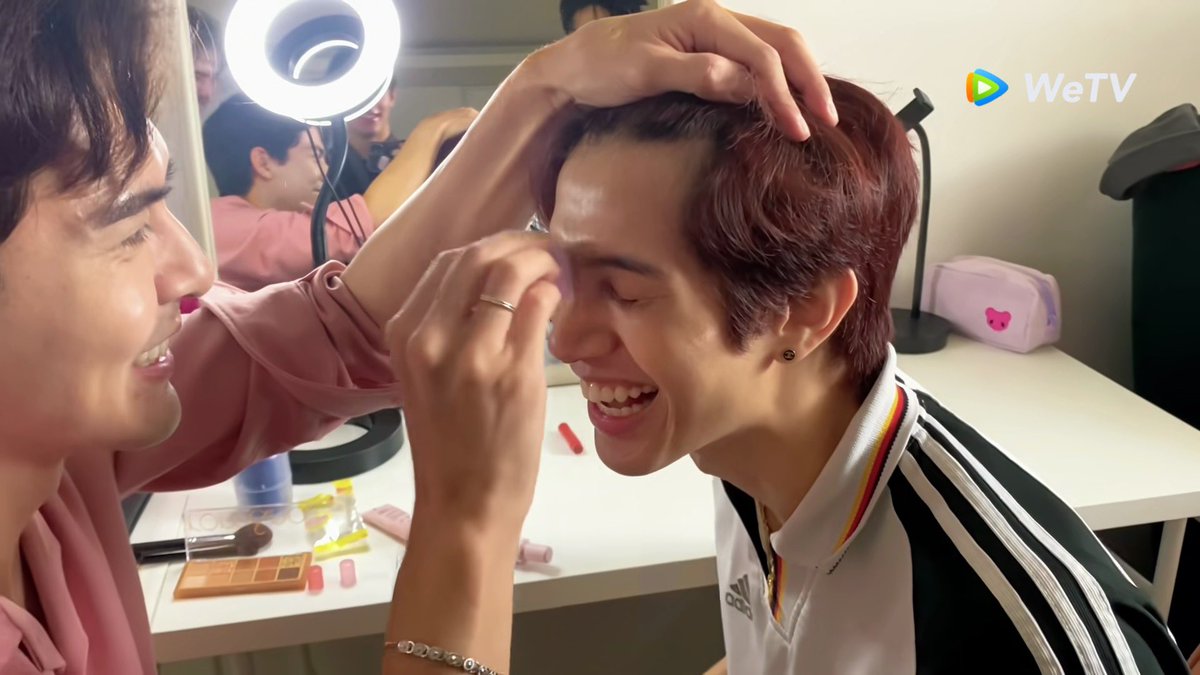 deco_p_manne's tweet photo. すごい勢いで塗り込まれててる😂
#toeypongsakorn #phoomcww
#OOPSBROS #NourTheSeries https://t.co/nQXahVwLAf