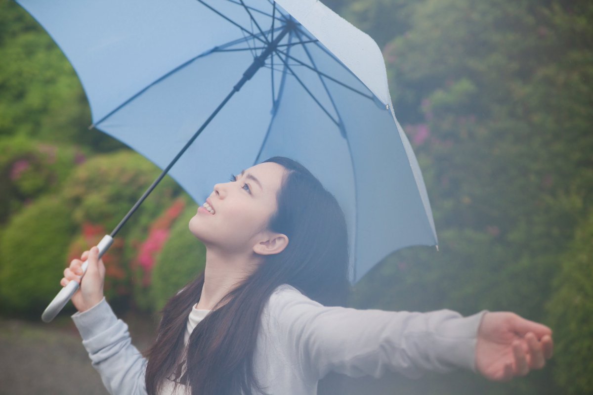 uzuki3ito's tweet photo. 雨の日が続いていますね。
そんな季節に撮った、Photo Storyを。

#雨の日 #PhotoStory
#読書 #空を見上げる #大切な時間

https://t.co/o7L6x80Suk https://t.co/8vAc9ADV3w