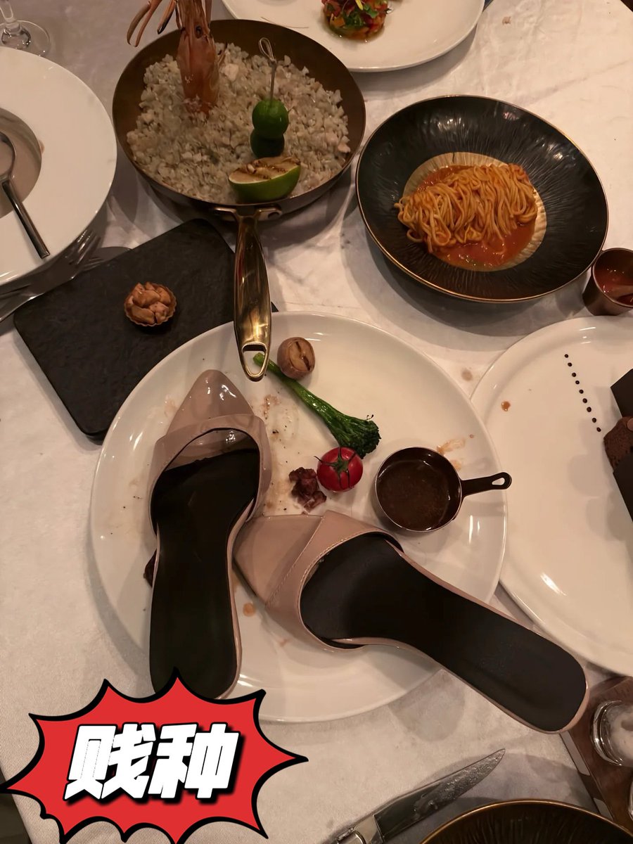 T584868858's tweet photo. 傻逼中秋孝敬的劳动成果🖕🏻    你的食物是清理鞋子  其他的永远都不是你的食物  你和你的家人全都不是人  不该享受节日的快乐  努力劳动 创造价值  我的快乐来源于你的痛苦  学会膜拜感恩  #贡畜 #贡奴 #压榨 #paypig https://t.co/T9jsMTr6E8