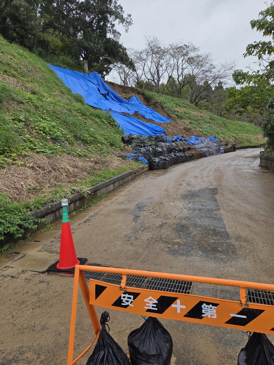 fudouson's tweet photo. 昨日は秋の彼岸明けでした。
茂原市仏教会では毎年春、秋彼岸の2回、茂原公園内忠霊塔にて戦没者の慰霊法要を行っています。
しかし今回台風２５号の被害がひどく、残念ながら園内に入ることが出来ませんでした。
園外にて手をあわすしか出来ませんでしたが、引き続き慰霊を行っていきたいと思います。 https://t.co/FekrcYf9hQ