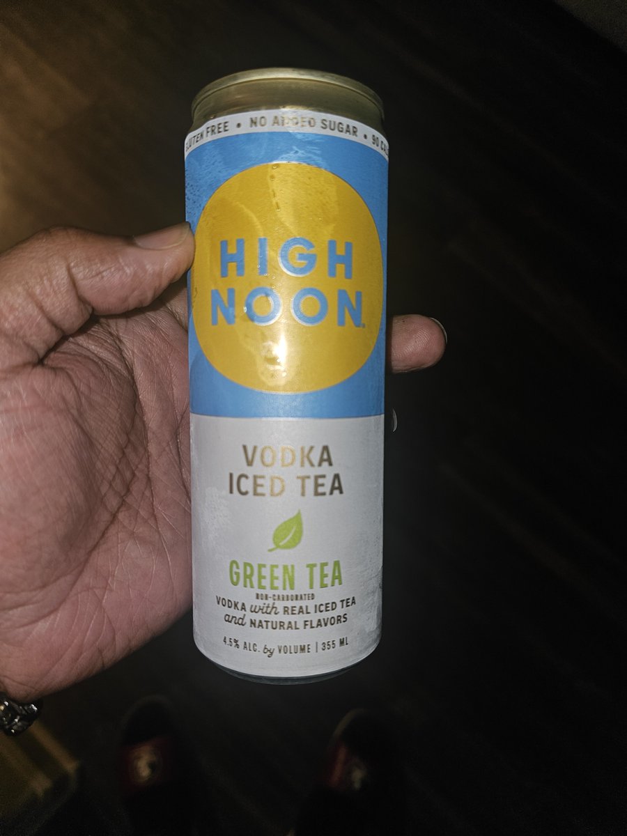 Pab_Jr's tweet photo. First time trying this @highnoonsunsips . Heavy on the tea flavor, loose leaf type and not sweet at all. Im digging this one...#HighNoon #GreenTea #Vodka https://t.co/LlrbvqMPcr