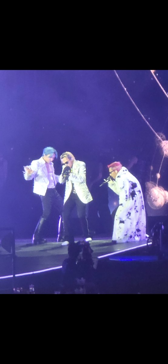 taebae__95's tweet photo. I LOVE MY SKITTLES MEN #bigbanglondon https://t.co/oaMqQxh149
