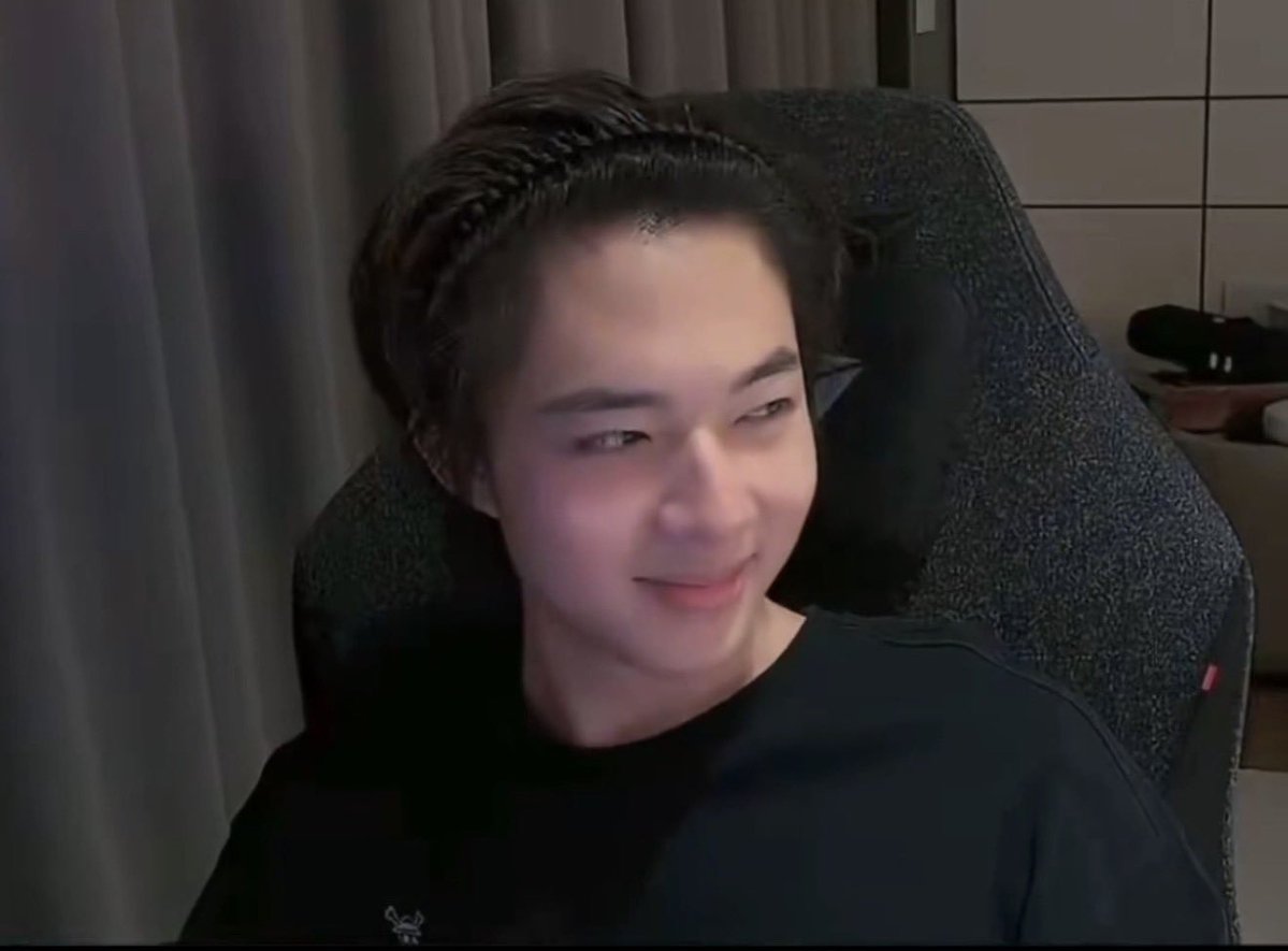 Fitznnw's tweet photo. Sebagai seorang shipper terlebih juga yang aku stan ini cp real y-ya gituh, maaf guguf, malam Minggu emg enak buat ngapel 😶‍🌫️

Aku suka jadi 'monyet cantik' znn, gak apa Ma susah tidur ataw begadang juga gpp hehehe 😚

Sampe pagi ini aku masih mikir dan cengar-cengir. https://t.co/CtrD9QcGgX