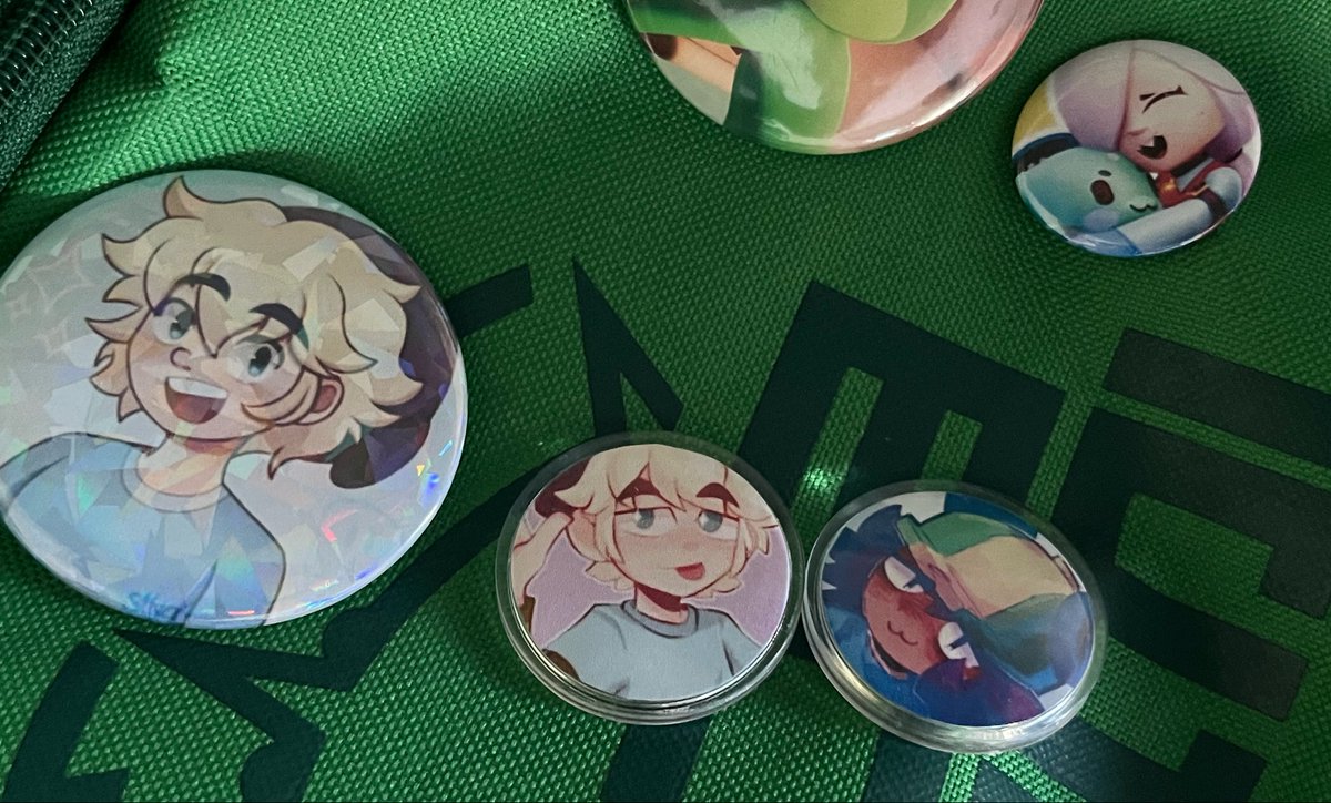 ItsKikiii22's tweet photo. Al fin ya tengo los pines de Brawl Stars de los brawlers de Gus, Collete y Sandy que encargué hace días y así quedó mi mochila 🤩 https://t.co/qbemcbUNpQ