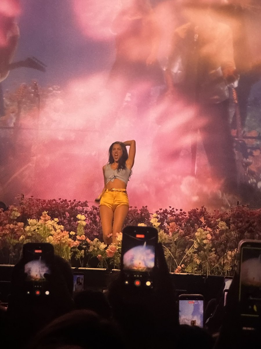 UnraveledTours's tweet photo. Olivia rocks new orange shorts for the autumn section of the show! https://t.co/vHnBtFERlX