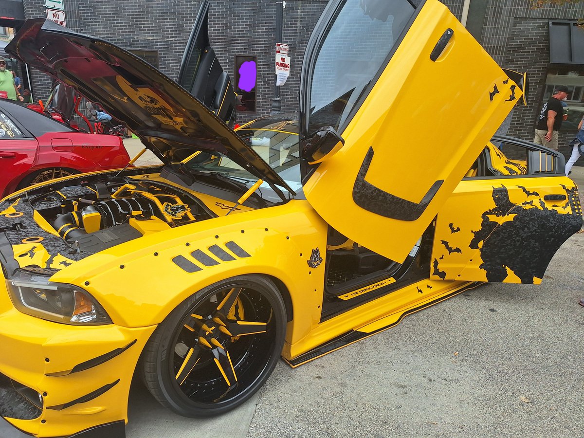 divaliciousdior's tweet photo. Batman, bumblebee &amp; the beetles 💖 https://t.co/V69ONiEn9U