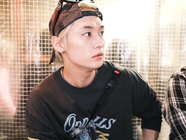 doolsettha's tweet photo. #minsung au | antes do show começar 

Onde Jisung, que é super desastrado e trabalha no circo de sua família, decide dar um pequeno passeio antes de se apresentar. 

Ou

Onde Minho, um estudante de medicina veterinária esbarra com um cara bêbado vestido de palhaço na rua. https://t.co/HMfa04FcaU