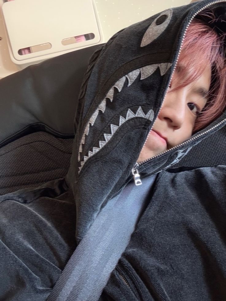 doolsettha's tweet photo. #minsung au | antes do show começar 

Onde Jisung, que é super desastrado e trabalha no circo de sua família, decide dar um pequeno passeio antes de se apresentar. 

Ou

Onde Minho, um estudante de medicina veterinária esbarra com um cara bêbado vestido de palhaço na rua. https://t.co/HMfa04FcaU
