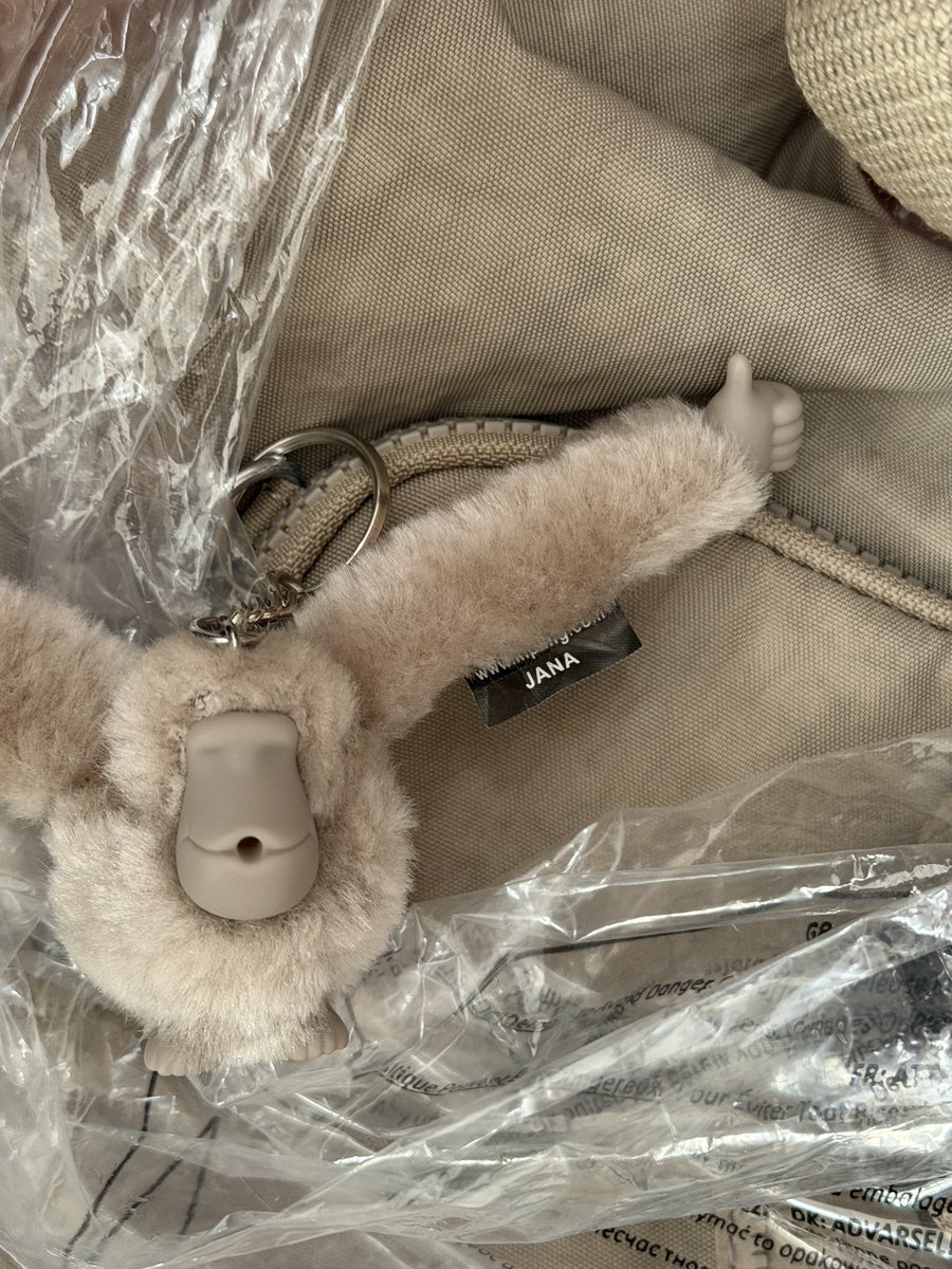 ponytape's tweet photo. what are the odds pulang ngonser kmrn dikasih kado tas bermonyet ini &amp; nama monyetnya jana(bi) 🫪🫶🏻 https://t.co/hU9rNMWFpo