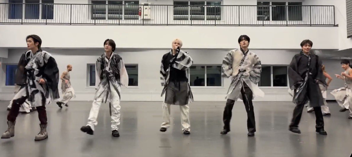 thvintro's tweet photo. RT @translatingTXT: they wore hanboks during the blue hour dance break for chuseok 🥺❤️ https://t.co/pE1YEGOBNW