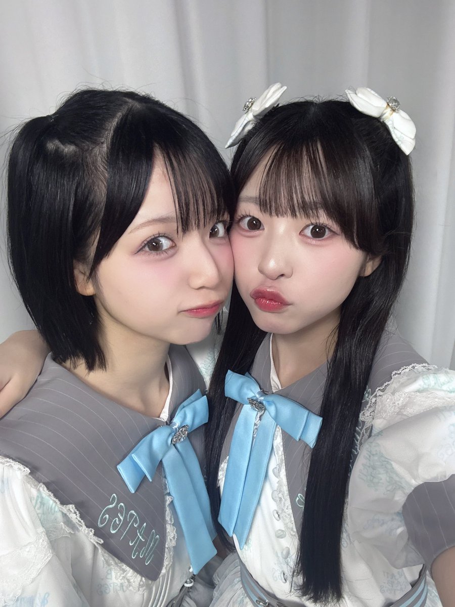 momo_KLM0306's tweet photo. おはよーう🌞

写真撮ってたら入ってきてくれたさちさちさっちー、いつも幸くれる( ᴖ⩊ᴖ )
ハーフツインおそろいでにやり♩
なんだか前髪もおそろいか、？
なかよしすぎるな♩

それでは今日も1日いっしょにがんばろうね🎶
日曜日たのしも₍  .  ̫. ₎◞🪄

 #カワラボメイツ #青島もも  #曽川咲葵 https://t.co/Xo7fK1gxSL