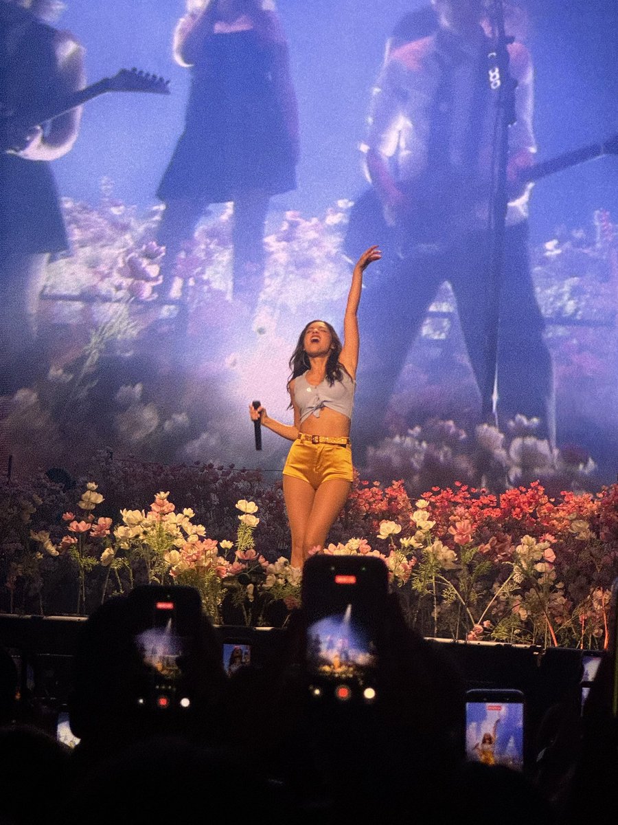 oliviarodrbr's tweet photo. Novo look de Olivia Rodrigo para a segunda noite da The Unraveled Tour em Hartford, Connecticut. 

#UnraveledInHartford https://t.co/jeIXwZNy5y