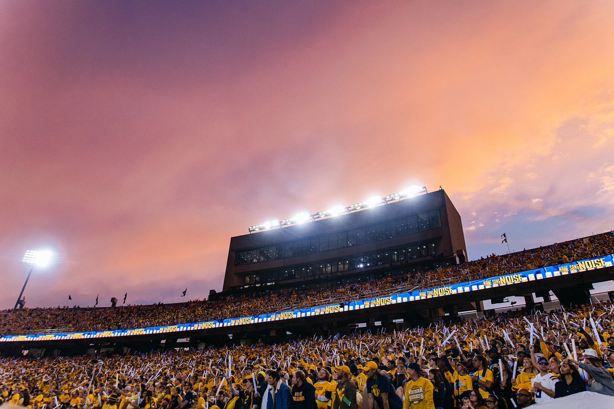 WVUSports's tweet photo. 𝓖𝓸𝓵𝓭𝓮𝓷 hour looks good on you MPS 🤩 https://t.co/UnIryzfCUG