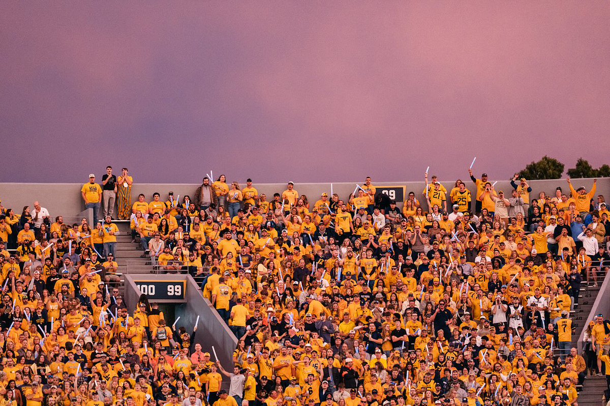 WVUSports's tweet photo. 𝓖𝓸𝓵𝓭𝓮𝓷 hour looks good on you MPS 🤩 https://t.co/UnIryzfCUG