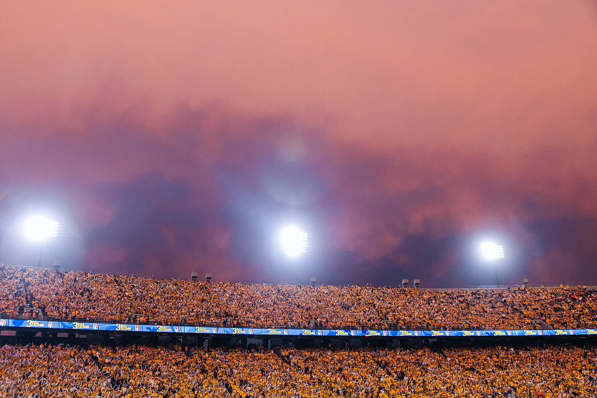 WVUSports's tweet photo. 𝓖𝓸𝓵𝓭𝓮𝓷 hour looks good on you MPS 🤩 https://t.co/UnIryzfCUG