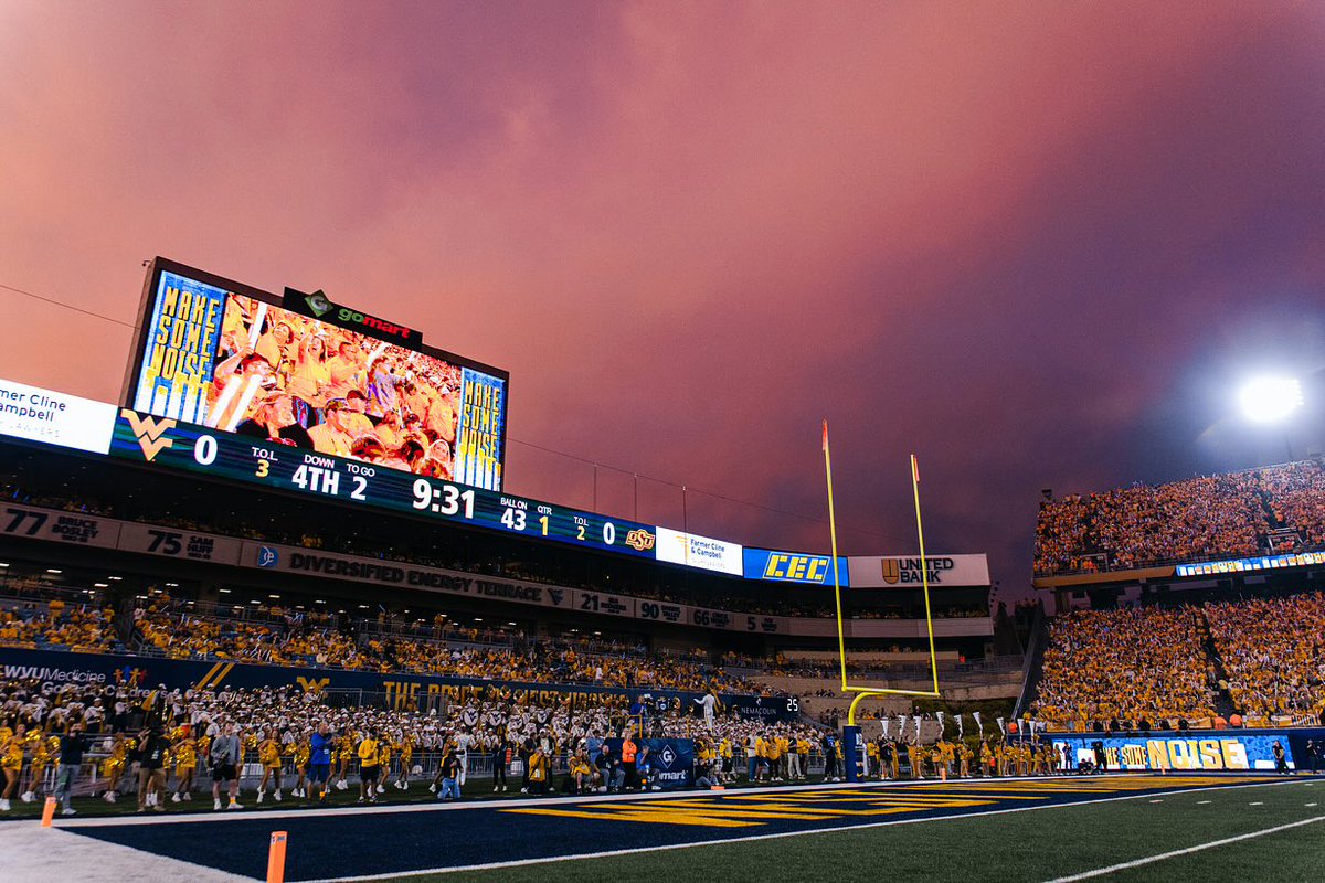 WVUSports's tweet photo. 𝓖𝓸𝓵𝓭𝓮𝓷 hour looks good on you MPS 🤩 https://t.co/UnIryzfCUG