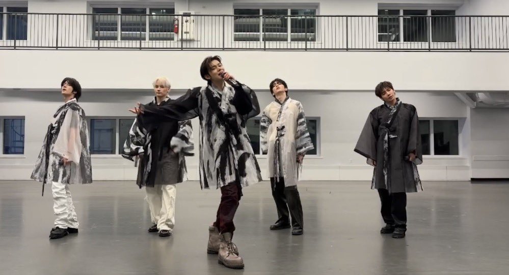 translatingTXT's tweet photo. they wore hanboks during the blue hour dance break for chuseok and they’re doing the korean traditional music version of sugar rush ride 🥺❤️ https://t.co/MfXNPC6qG8