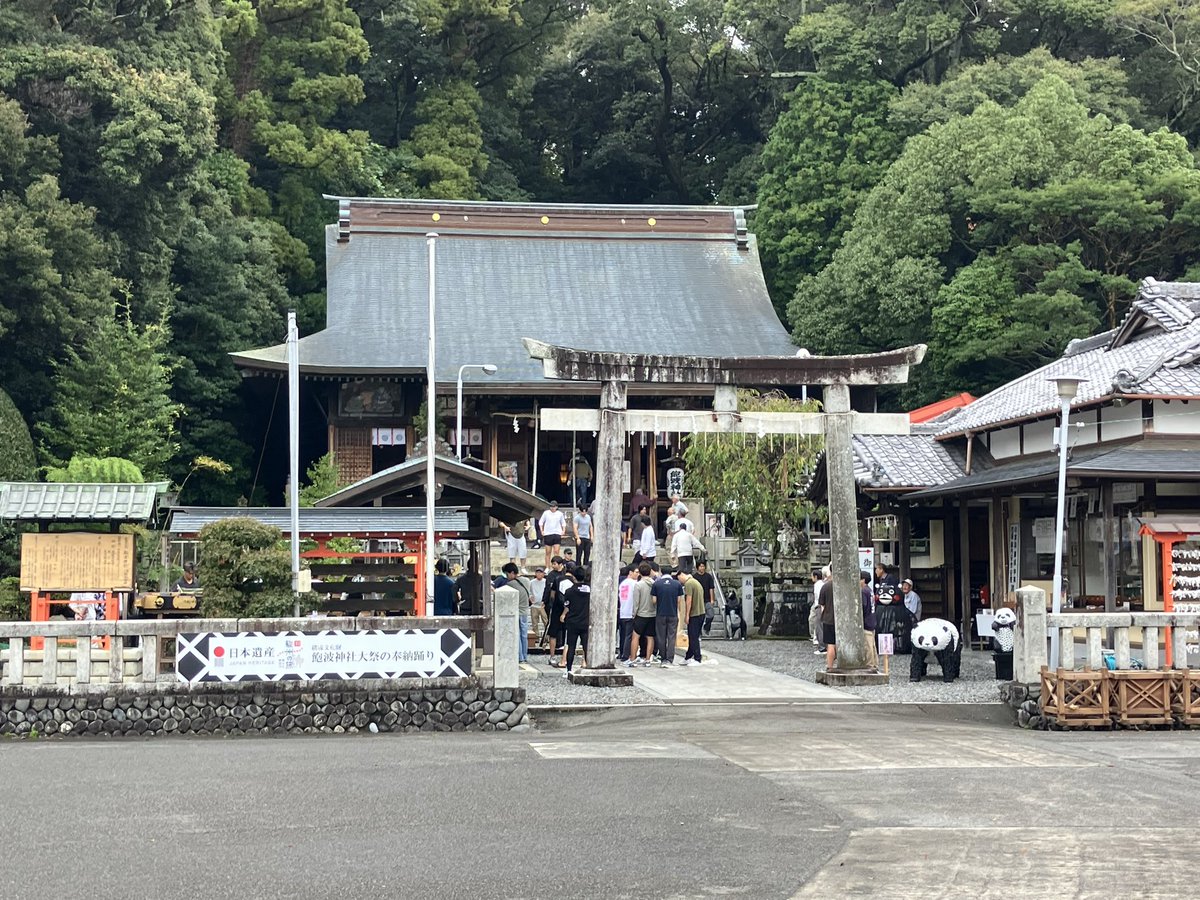 Fujieda_Sougou's tweet photo. 週末朝ジョグ10km
飽波神社に行ったら、祭りの準備？をしていたので、参拝はせずにしばし見学👀

29日（火）のルヴァンカップは午後からお休みして藤総に行きたかったけど、何か天気が悪そうですね💦

モヤモヤした週末が続きますが、せっかくの日曜日、楽しみましょう❗️
#藤枝MYFC https://t.co/QOsRHfgoCg