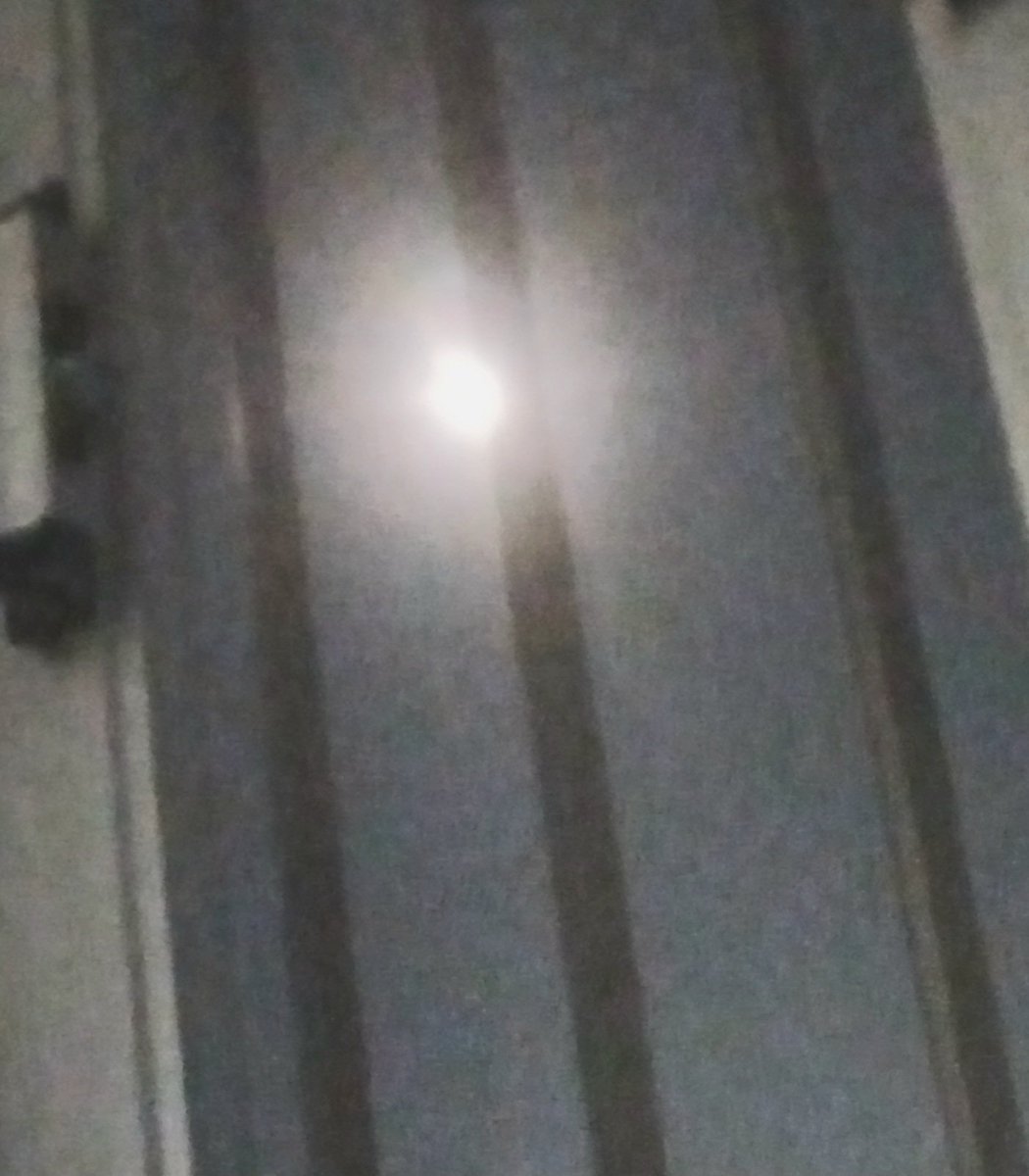 Aguiar10Cora's tweet photo. Deitada na minha cama  contemplando a imensa beleza da minha lua. E conversando com ela, sobre quem? Amor meu♥️♥️♥️ https://t.co/QeKMC7guow