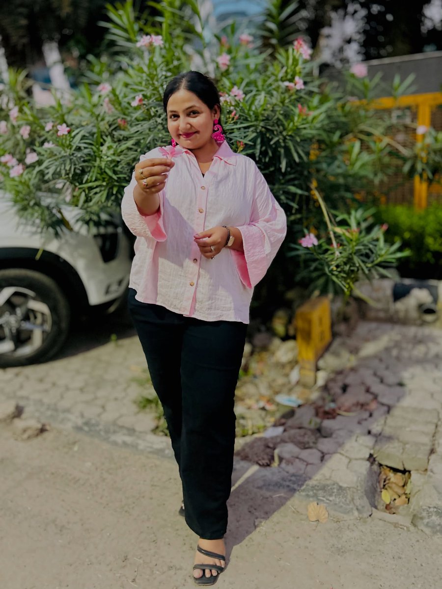 LeanoraMcnay's tweet photo. Smiles, blooms, and a little pink magic. https://t.co/PqyAMdslgC