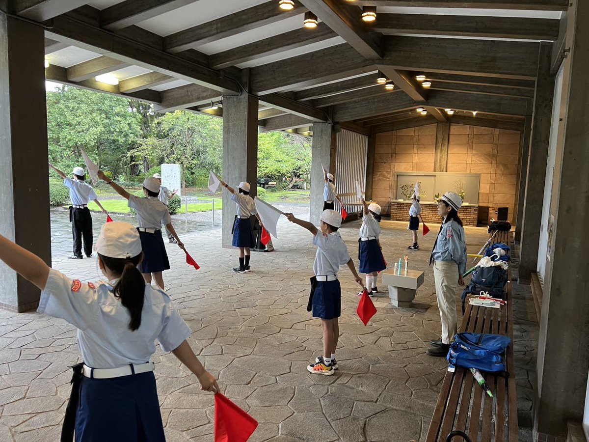 jsf_chiyoda's tweet photo. 9月26日土曜日千代田区海洋少年団は千代田区戦没者墓苑にて定例訓練を行いました。生憎の天気にてカッター訓練は取り止めて手旗、結索、訓練を行いました。 #千代田区海洋少年団  #千代田区戦没者墓苑  #定例訓練  #カッター訓練は取り止め  #手旗信号  #結索訓練 https://t.co/IEs7wkLd6k