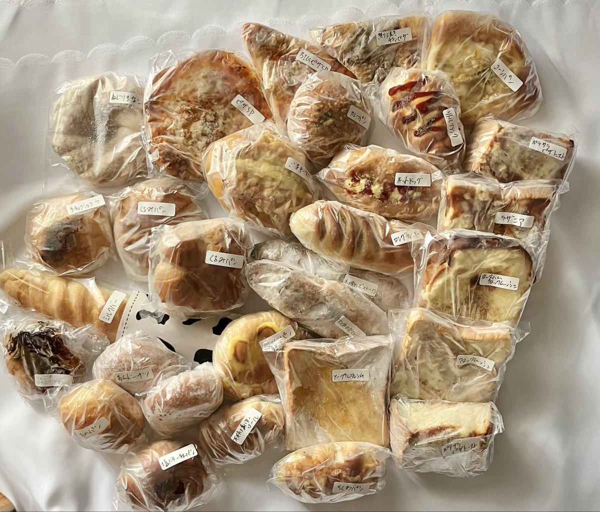 SlowLife3939's tweet photo. 30個届いた☺️
パン祭り🥐
冷凍庫がパンに占拠されてる😁 https://t.co/YnWn4Tm3ZV