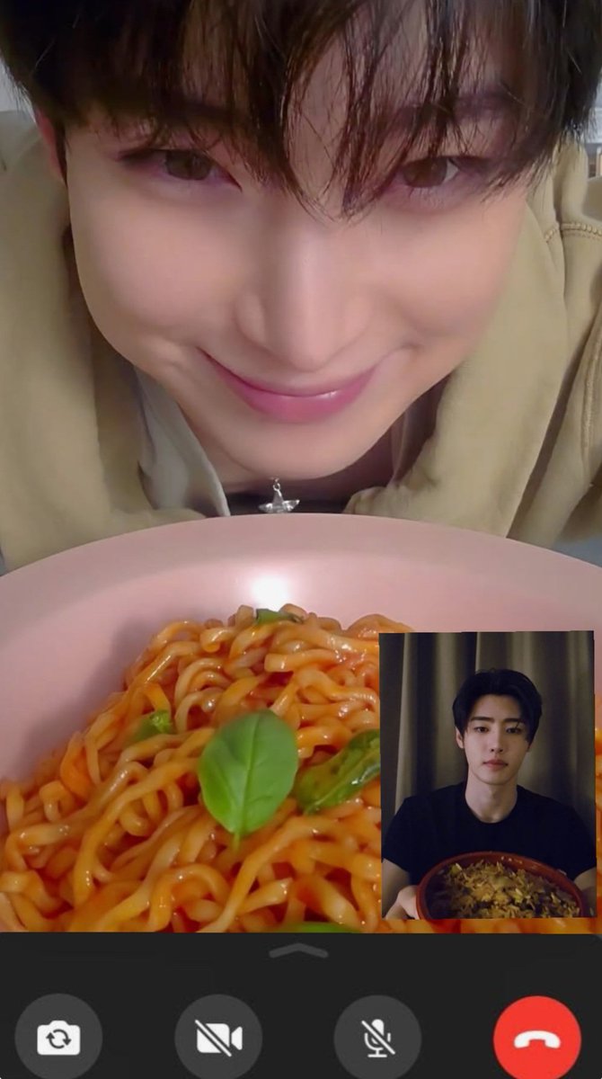 dollnooz's tweet photo. video calling with my boyfriend #sunsun https://t.co/Z1l31iqiZ5