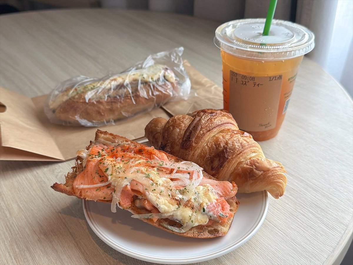 pom_rane's tweet photo. 出先でも規則正しいもいさん、パン屋とスタバ巡ってホテルで朝ごはんパーティー https://t.co/rlp6WCKXjW