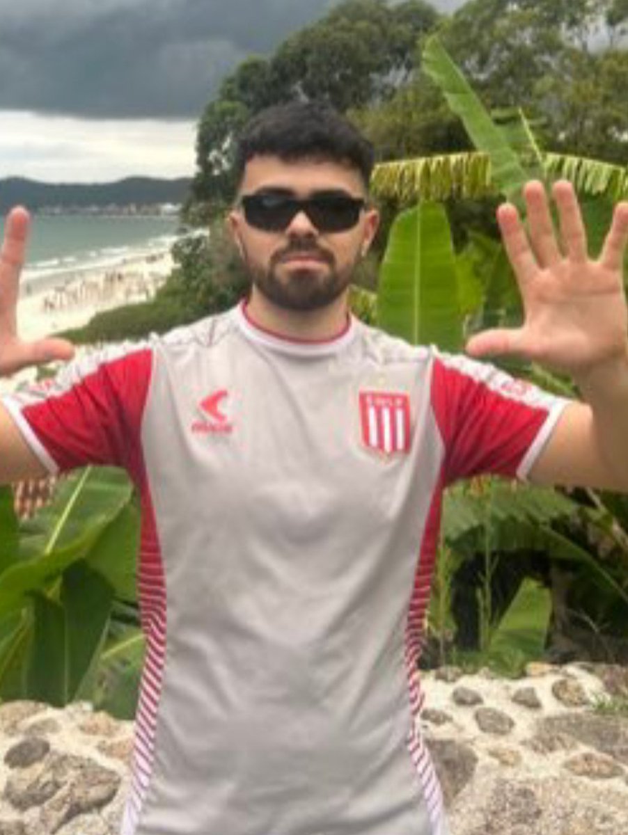 GusPartenza1's tweet photo. @SantyYaber_ @KnucklesDelLeon @garufa_ok Buena Brad Pitt. Lamentablemente no tengo tu descomunal facha pero bueno, al menos yo hoy soy campeón https://t.co/oSSaf4Pjuj