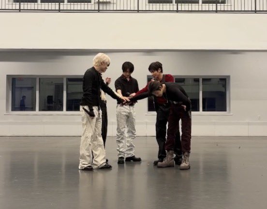 translatingTXT's tweet photo. they said they were supposed to perform for 10k people at global citizen festival but now they’re performing for over 260k moas 🥺❤️ https://t.co/6Dq9DaiMKJ